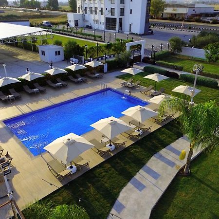 Cezar'S Airport Hotel ニコシア エクステリア 写真